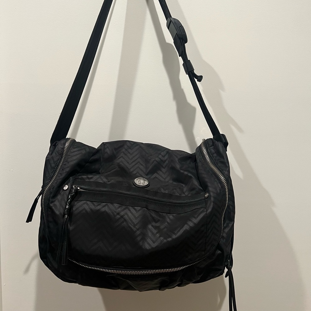 Lululemon black cross body messenger bag